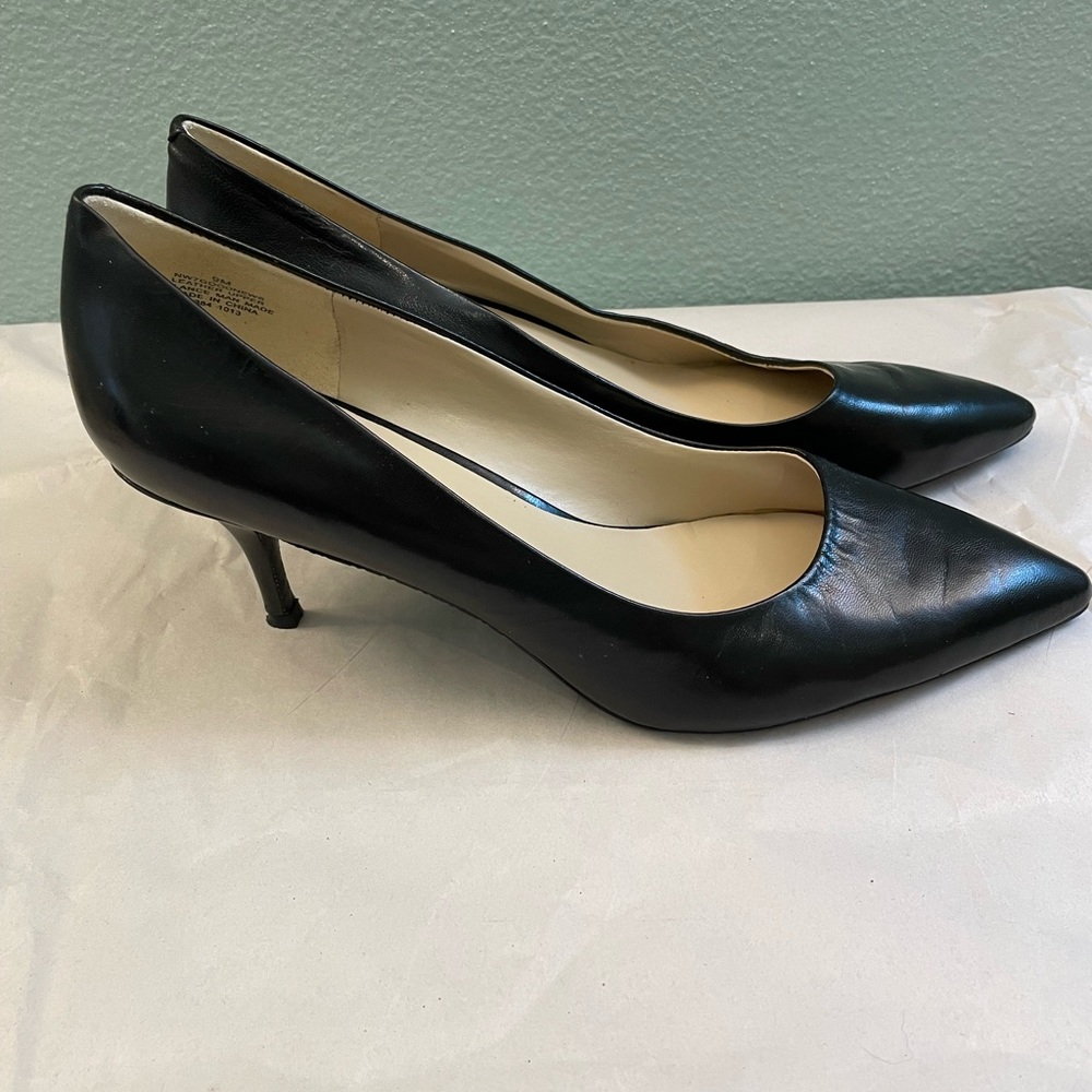 Nine West Leather black 2 1/2 inch pumps size 9 never worn